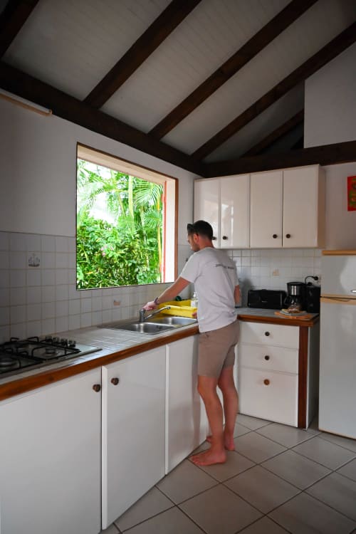 La cuisine du gîte Bougainvilliers avec tout l'équipement nécessaire pour des vacances confortables aux jardins de Pointe Norie en Guadeloupe