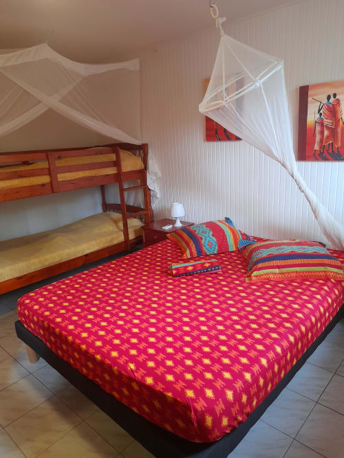 chambre familiale climatisée, avec moustiquaire, dans la location Alpinia, aux jardins de Pointe Noire, en Guadeloupe