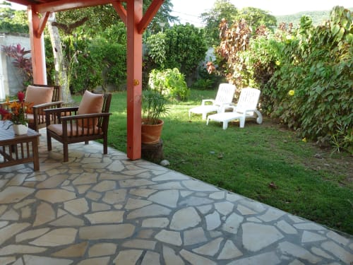 Jardin tropical privatif du gîte Alpinia aux jardins de Pointe Noire en Guadeloupe, pour des vacances entre amis réussies