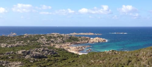 Paysage côtier de l'hôtel Vista D'oro à Monacia d'Aullène, Corse, avec falaises rocheuses et eaux turquoise de la Méditerranée