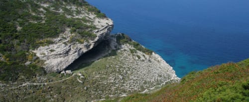 Falaises côtières spectaculaires et eaux turquoise méditerranéennes près de Vista D'oro à Monacia d'Aullène, Corse
