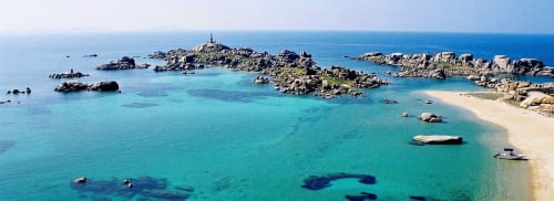 Eaux turquoise méditerranéennes avec îles rocheuses et plage de sable à Vista D'oro, Monacia d'Aullène Corse