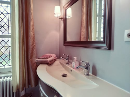 Élégante salle de bains de la Suite du Maréchal au Château de Bellevue avec lavabo pour 2 miroir 