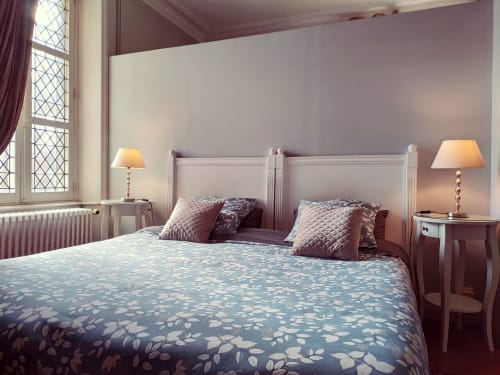Chambre élégante au Château de Bellevue avec lits jumeaux ou grand lit double, vue sur le jardin