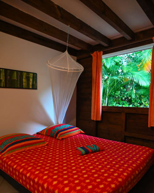 La chambre colorée du gîte Bougainvilliers pour 2 à 4 personnes, aux jardins de pointe noire en Guadeloupe