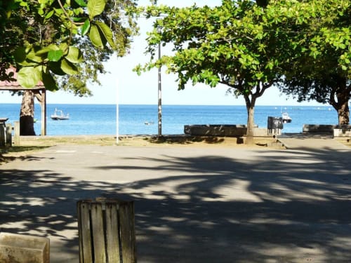 Vue de la plage Caraïbes, à 800 mètres seulement de la résidence Les Jardins de Pointe Noire en Guadeloupe. Plongée, détente et farniente sur cette plage familiale typique des Antilles françaises.