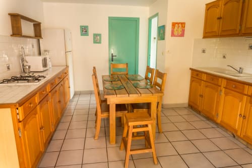 la cuisine spacieuse et bien équipée du gîte Ixora pour un séjour détente aux jardins de Pointe Noire