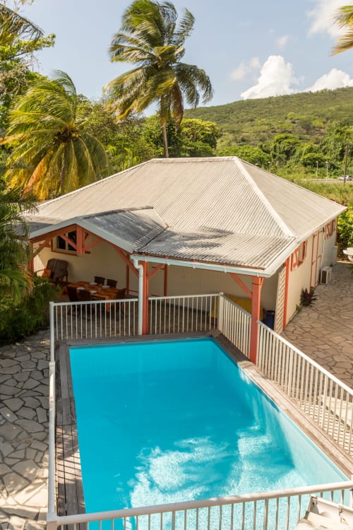 piscine sécurisée, hébergement créole typique de la Guadeloupe, entourée d'une jolie végétation tropicale, aux jardins de Pointe Noire en Guadeloupe