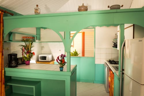 La cuisine colorée de votre hébergement la villa hibiscus aux jardins de Pointe Noire, pour un séjour détente, proche de la nature, aux jardins de Pointe Noire en Guadeloupe