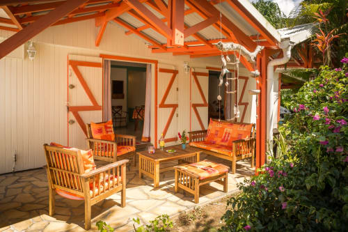 La belle terrasse avant avec son espace détente, idéale pour se retrouver en famille ou entre amis, de votre hébergement pour 6 à 11 personnes au sein de la résidence tropicale Les Jardins de Pointe-Noire en Guadeloupe.