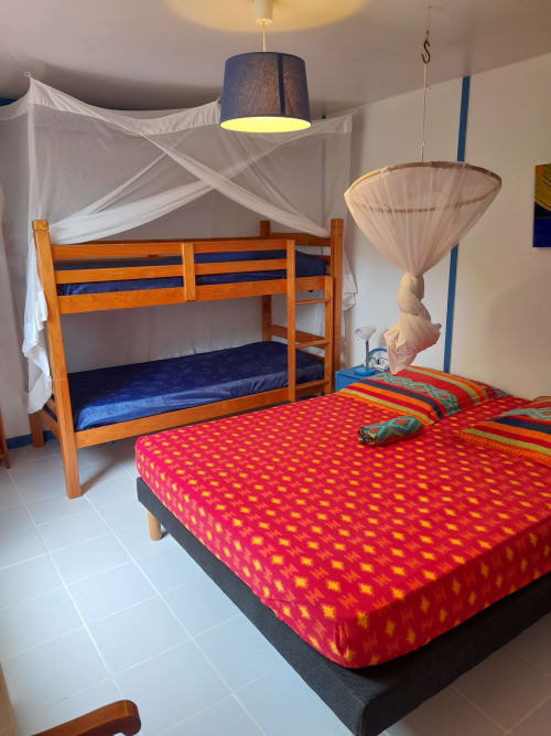 La jolie chambre climatisée bleue de la villa Hibiscus, pour un séjour familial aux jardins de Pointe Noire en Guadeloupe