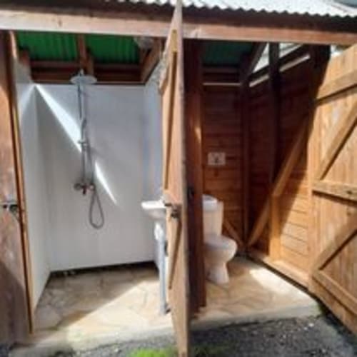 Douche et toilette extérieur, en plus de la salle de bains classique de la villa Hibiscus. Pour une expérience unique aux jardins de pointe Noire, en Guadeloupe