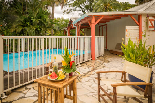 Une piscine sécurisée pour des vacances en famille réussie, dans la résidence de vacances Les Jardins de Pointe Noire, à 300 mètres de la mer