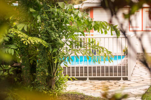 la piscine sécurisée et le jardin tropical fleuri, c'est des vacances réussies en famille ou entre amis