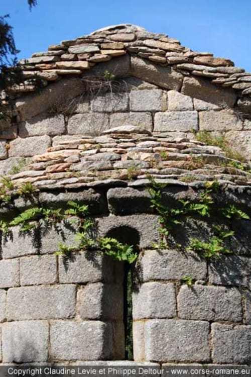Ruine de tour en pierre ancienne avec étroite porte et végétation, Monacia d'Aullène Corse