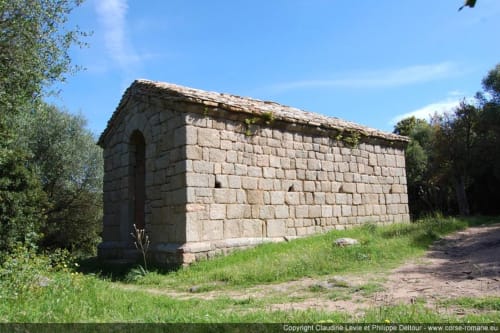Ruine de pierre ancienne avec portail en arc entourée de végétation à Monacia d'Aullène, Corse