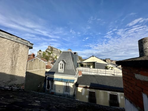 Apartament duplex w Lourdes z widokiem na Fort du Château i Torre Garnavie, balkon z widokiem na zabytkowe miasto