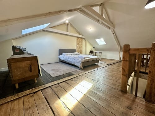 Przestronny duplex w stylu loftu w Lourdes z odsłoniętymi belkami, drewnianymi podłogami i oknami dachowymi