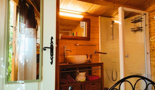 Salle de douche de la chambre Garden, ambiance lumineuse et Zen