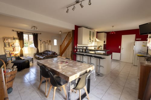 Cottage Accolade à Châteaudun avec cuisine ouverte, salle à manger et séjour donnant sur le jardin