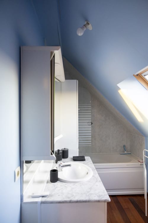 Salle de bain moderne avec vanité en marbre et miroir au Cottage Accolade, Châteaudun