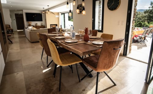 Salle à manger contemporaine de la Villa LINETTE avec table en bois, vue sur les montagnes et décoration design à La Conciergerie du Cap