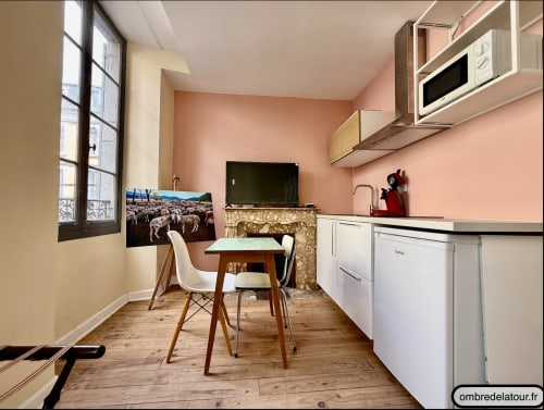 Nowoczesna kuchnia-jadalnia w stylu cottage w Lourdes z różowymi ścianami, drewnianym stołem, białymi krzesłami i telewizorem z płaskim ekranem