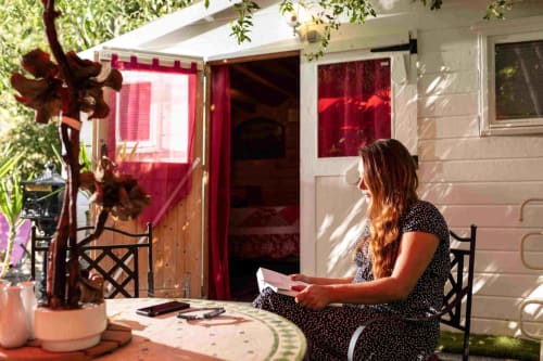 Petit coin lecture devant la chambre Eglantine avec chaise et lumière naturell