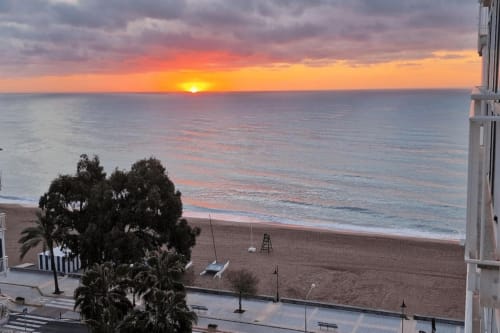 Apartamento frente al mar en Benicàssim, vista al atardecer, Mar Mediterráneo, playa de arena, palmeras y terraza