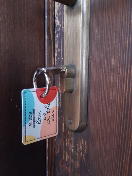 Colorato portachiavi sulla serratura della porta in legno dell'appartamento Al Dos a Livigno