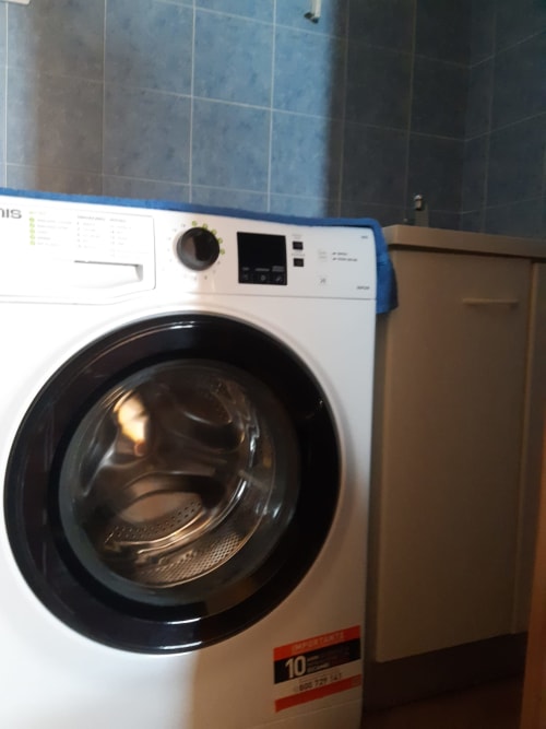 Moderna lavatrice bianca nel bagno dell'appartamento Al Dos, Livigno