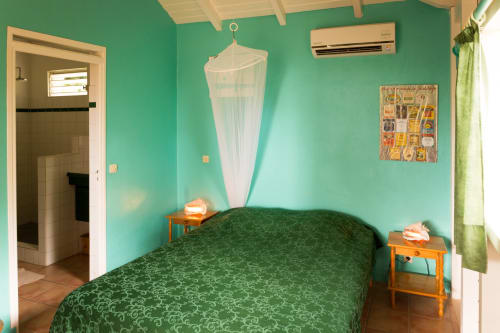 chambre climatisée du gîte BleuLagon, pour des nuits douces et fraîchent, aux jardins de l'espérance à Bouillante, en Guadeloupe