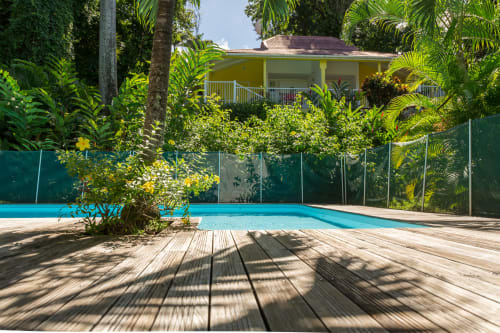 vue depuis la jolie piscine sécurisée de la résidence les jardins de l'espérance à Bouillante en Guadeloupe