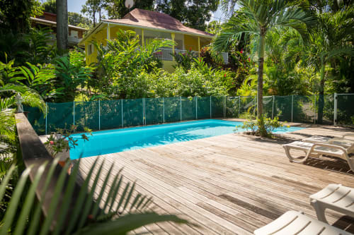jolie piscine sécurisée avec transats et douche pour un moment de détente au milieu de la végétation tropicale, aux jardins de l'espérance à Bouillante en Guadeloupe