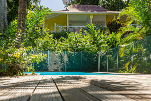 Jolie vue sur la piscine, avec les logements RoseCorail et BleuLagon au dessus, pour des vacances au calme aux jardins de l'espérance à Bouillante/Malendure en Guadeloupe