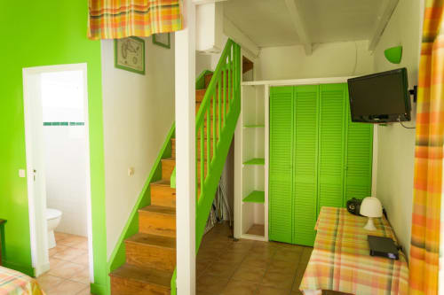 la chambre climatisée du gîte vertMadras avec de grands espaces de rangement, TV et Wifi, permet un séjour détente aux jardins de l'espérance à Bouillante en Guadeloupe