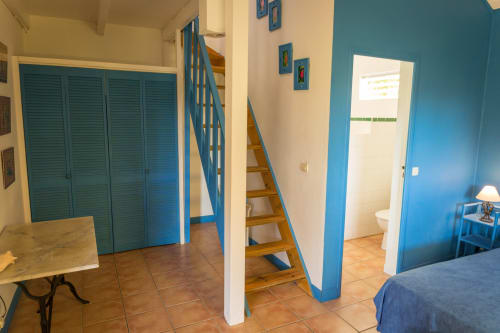 vue d'ensemble de la  jolie chambre du rez de chaussée du logement BleuRoi avec un grand placard de rangement, aux jardins de l'espérance à Bouillante en Guadeloupe
