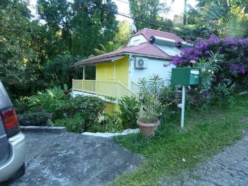 le petit parking avec 3 places en épi sur la gauche pour les vacanciers des gîtes BleuRoi, VertMadras et Mussaenda aux jardins de l'espérance à Bouillante en Guadeloupe. Il y a un autre grand parking plus haut