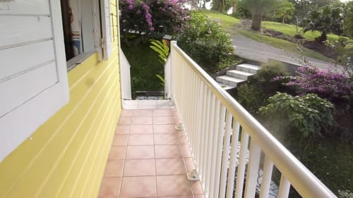 l'accès facile depuis le petit parking 3 places vers le gîte BleuRoi 2 à 4 personnes, avec vue mer, aux jardins de l'espérance à Bouillante en Guadeloupe