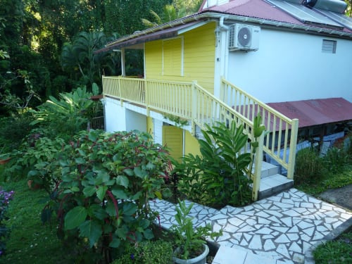 L'arrière de la maison du bas avec les gîtes BleuRoi, VertMadras et Mussaenda en rez de jardin avec la végétation tropicale toujours présente