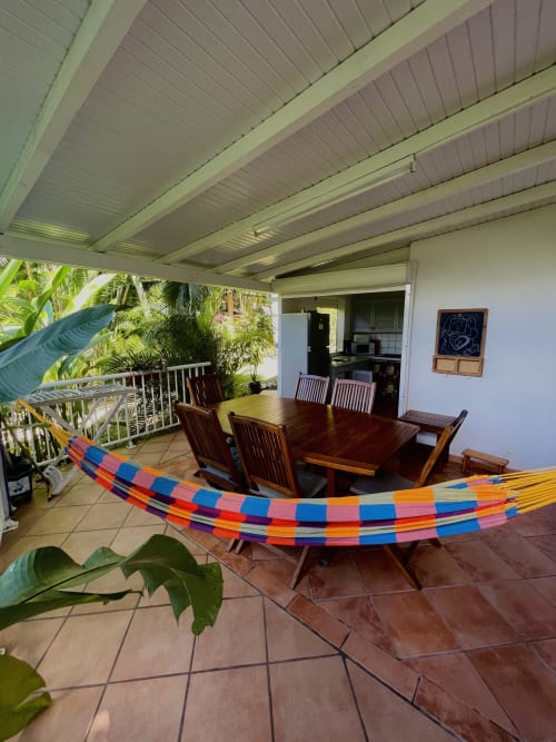 le hamac du gîte mussaenda 4 à 6 personnes pour des moments de détente après une journée de découverte, c'est aux jardins de l'espérance à Bouillante en Guadeloupe, pour un séjour détente proche de la nature