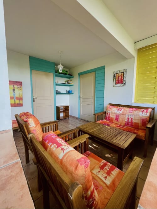 joli salon coloré du gîte Mussaenda 4 à 6 personnes, référencés dans le guide du routard, pour un séjour avec un bon rapport qualité/prix, c'est aux jardins de l'espérance à Bouillante en Guadeloupe