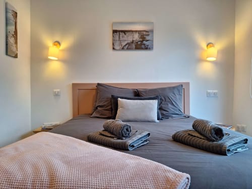 Das Schlafzimmer im Erdgeschoss des Ferienhauses La Moussette in Clos Delamare