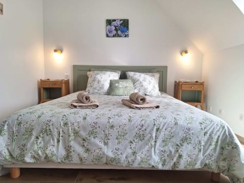 Großes Queensize-Bett in einem der Zimmer der Ferienwohnung La Moussette im Clos Delamare für einen Urlaub in Etretat