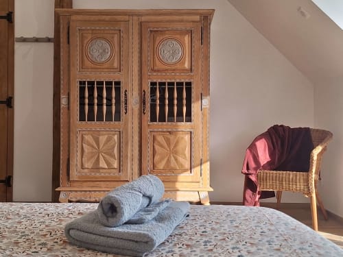Eines der vier Schlafzimmer im Gästehaus La Moussette an der Alabasterküste