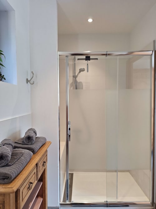 Eine ausgiebige Dusche, bevor Sie das Spa im Mini Moussette in der Normandie genießen.