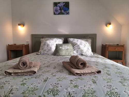 Ein gemütliches Bett für ruhige Nächte im Ferienhaus Petite Moussette im Clos Delamare