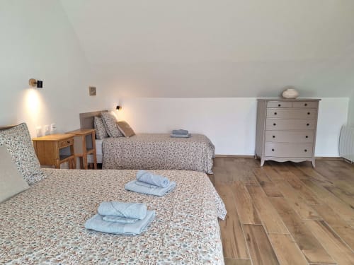 Ein geräumiges Zimmer im La Moussette in der Normandie, wo Sie Ihren Urlaub mit Ihrem Baby verbringen können. 