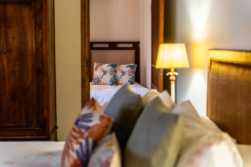 Dormitorio en La Vista Medina Stays, Medina Sidonia: cama, almohada decorativa e iluminación cálida