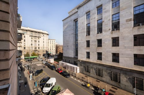 Straßenansicht von Mailand mit historischen Gebäuden, geparkten Autos und Fußgängern vom Magnolia Apartments